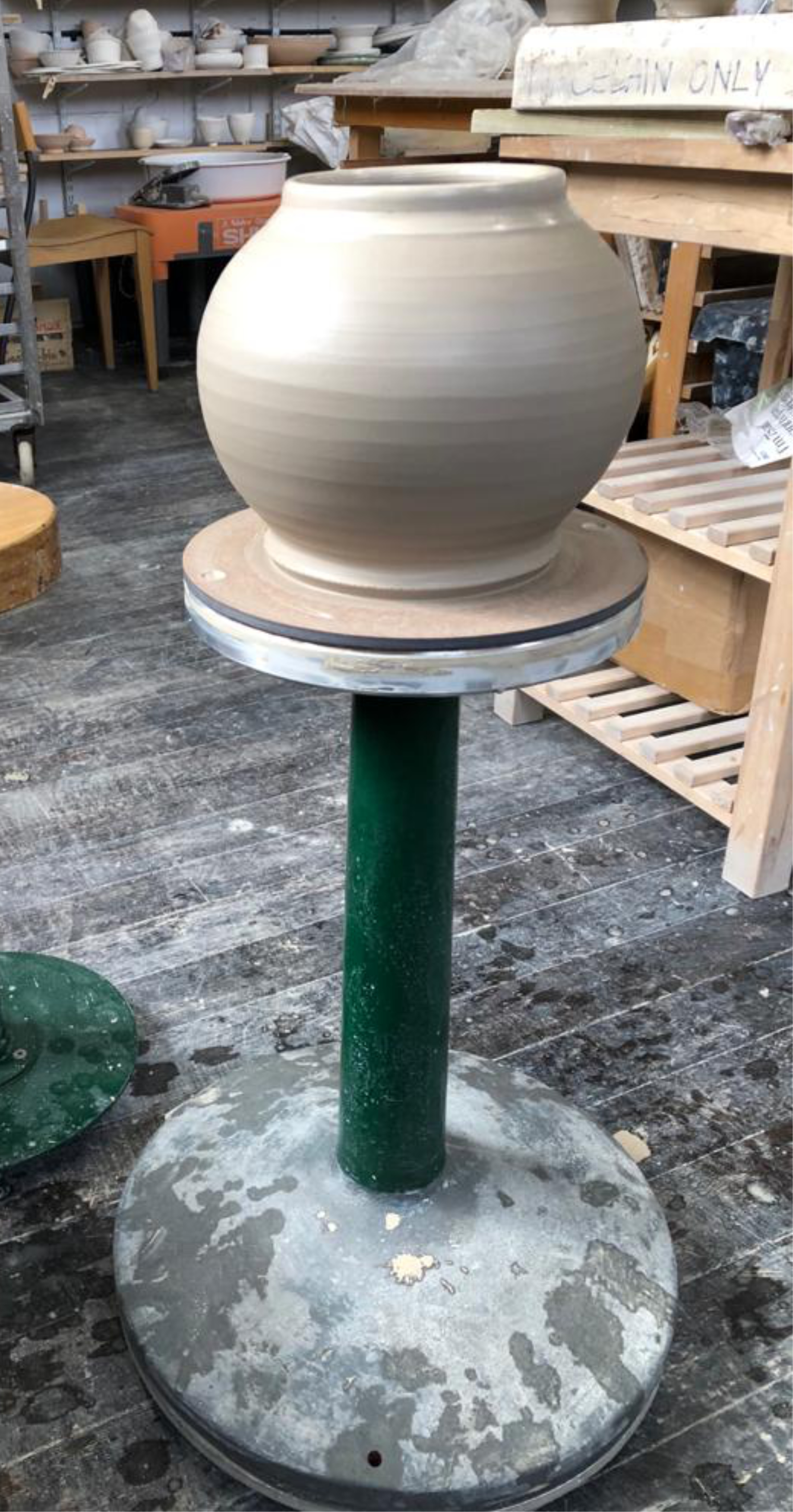 Large ceramic pot on THEGOGO turntable in working studio